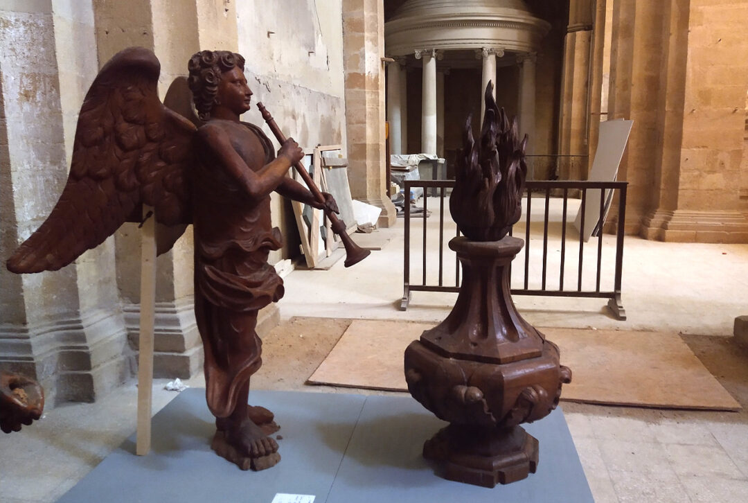 Wooden sculptures of the Isnard organ